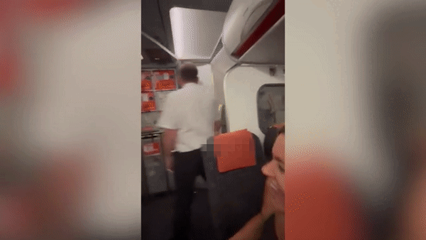 Đôi hành khách có hành vi phản cảm trên máy bay, đoạn clip ghi lại sự việc khiến dân tình nóng mắt-2