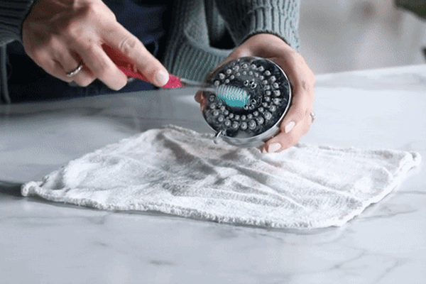 Đây là thứ ngày nào cũng dùng trong nhà vệ sinh nhưng 99% các gia đình quên làm sạch: Xem video mà choáng