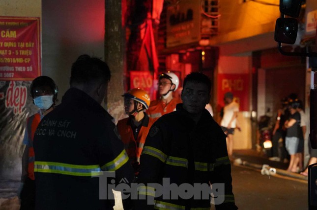 Hình ảnh hiện trường vụ cháy chung cư mini Hà Nội-11