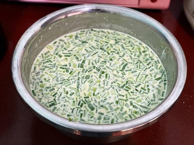 Mát trời học gái đảm đổ bánh xèo nhâm nhi, ăn cái nào cũng giòn tan hóa ra là nhờ thứ nước này-3