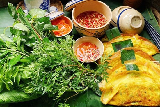 Mát trời học gái đảm đổ bánh xèo nhâm nhi, ăn cái nào cũng giòn tan hóa ra là nhờ thứ nước này