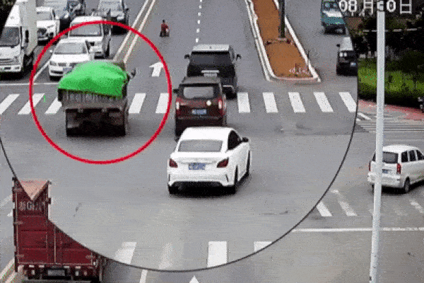Hãi hùng cảnh bé trai lao xe đồ chơi ra giữa con đường đông đúc