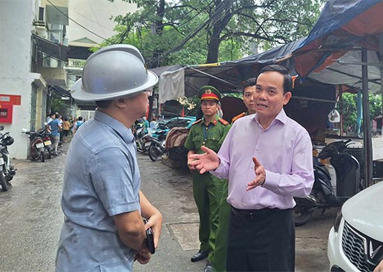 Phó Thủ tướng xuống hiện trường vụ cháy chung cư mini ở Hà Nội