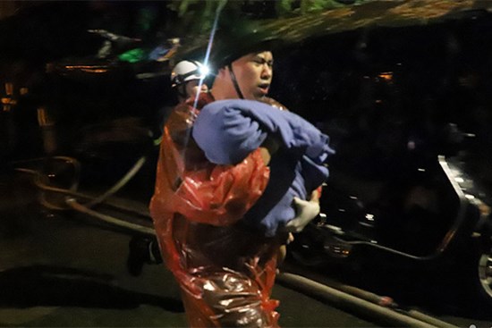 Cháy chung cư mini ở Khương Hạ: 'Cố lên con! Cháu còn thở, mọi người cố lên!'