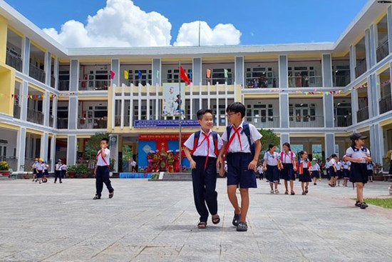 Vụ phản đối sáp nhập trường: Học sinh đến lớp nhưng không dám vào vì 'sợ ba mẹ'