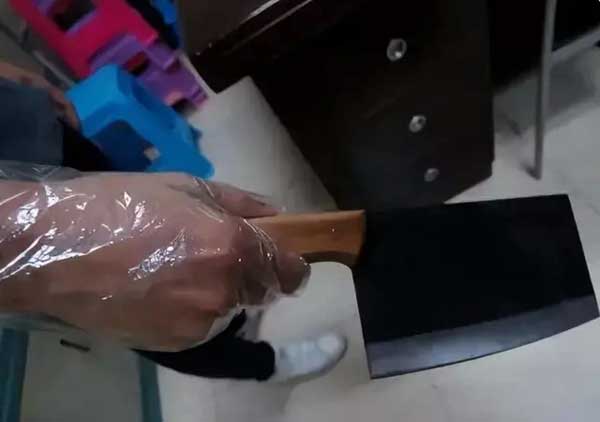 Huơ dao ngăn cản cảnh sát bắt con trai vì hành hung vợ, người phụ nữ 69 tuổi bị bắn chết khiến dư luận sục sôi-2