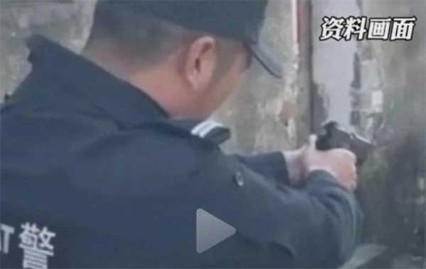 Huơ dao ngăn cản cảnh sát bắt con trai vì hành hung vợ, người phụ nữ 69 tuổi bị bắn chết khiến dư luận sục sôi-3