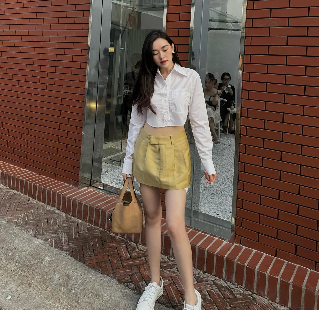 Diện trang phục màu trung tính trẻ trung, sang xịn mịn như Á hậu Tường San-4