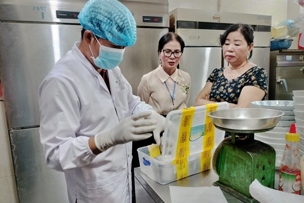 Hơn 30 người bị ngộ độc sau khi ăn bánh mì Phượng tại Hội An-1