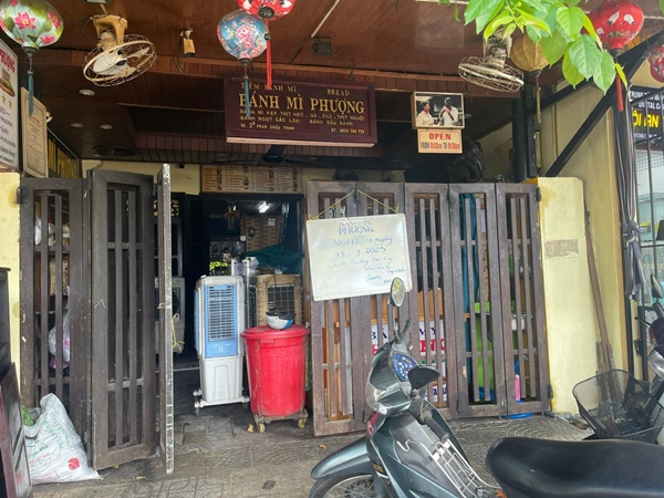 Hơn 30 người bị ngộ độc sau khi ăn bánh mì Phượng tại Hội An-2