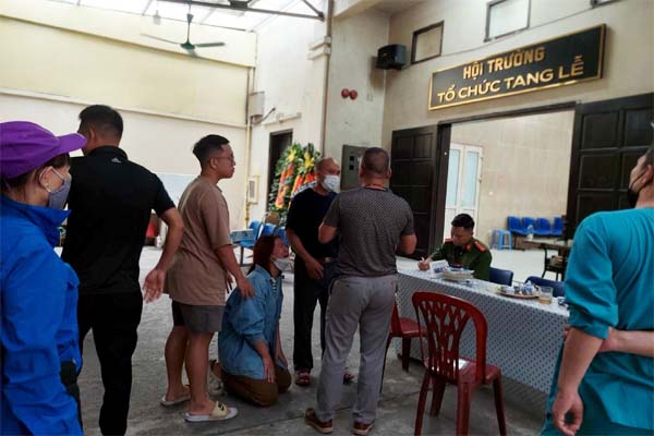 Thanh niên đang đi ship hàng, vội đến cứu nhiều người trong vụ cháy tại Hà Nội-4