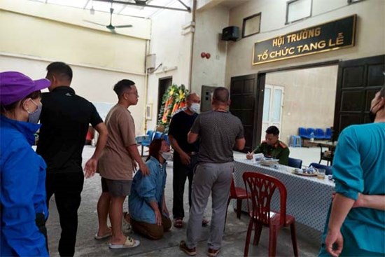 Thân nhân vụ cháy chung cư: 'Gia đình 8 người, đi khắp nơi mới tìm thấy 1'