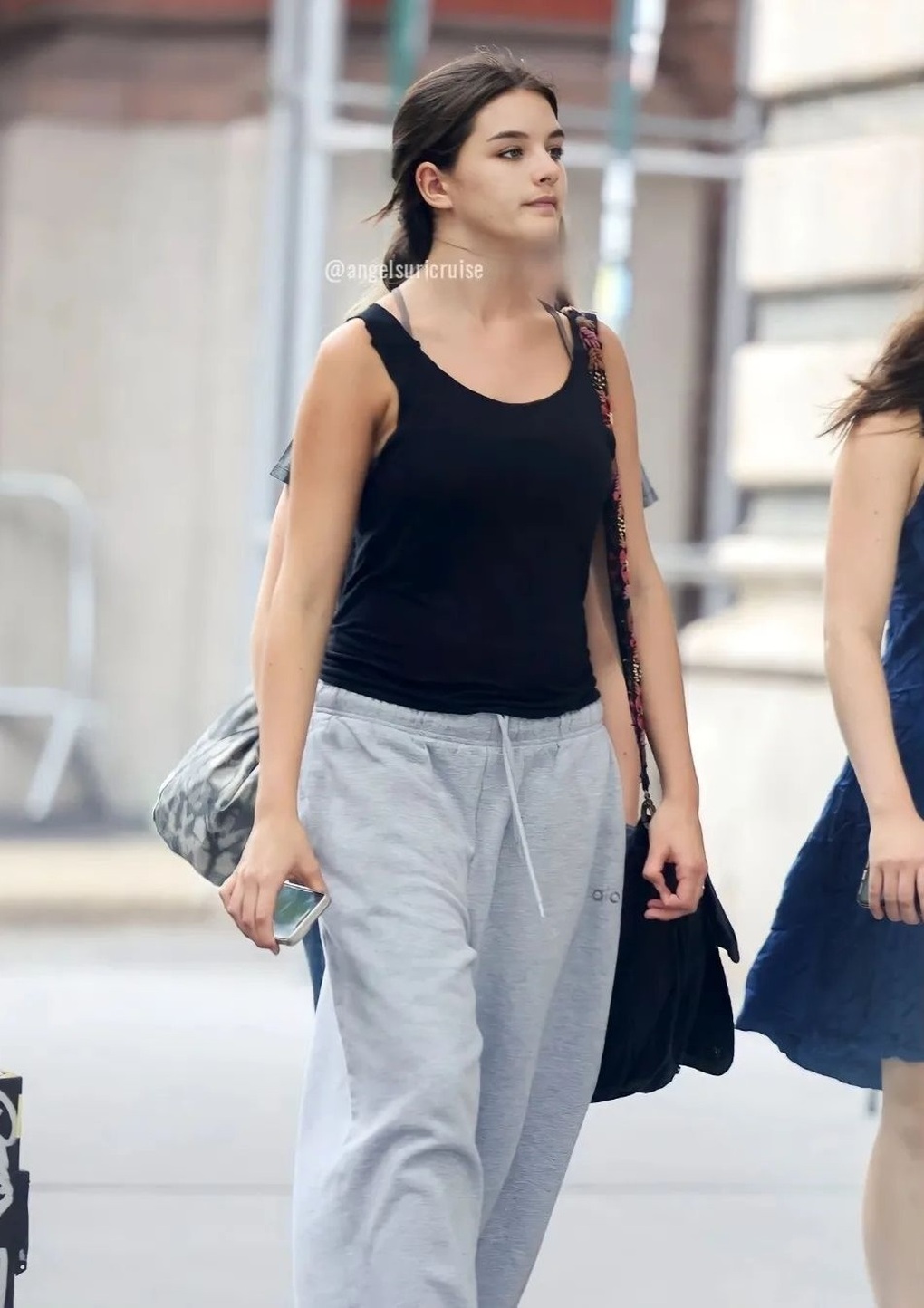 Loạt khoảnh khắc gây xao xuyến của thiếu nữ tuổi 17 - Suri Cruise-7