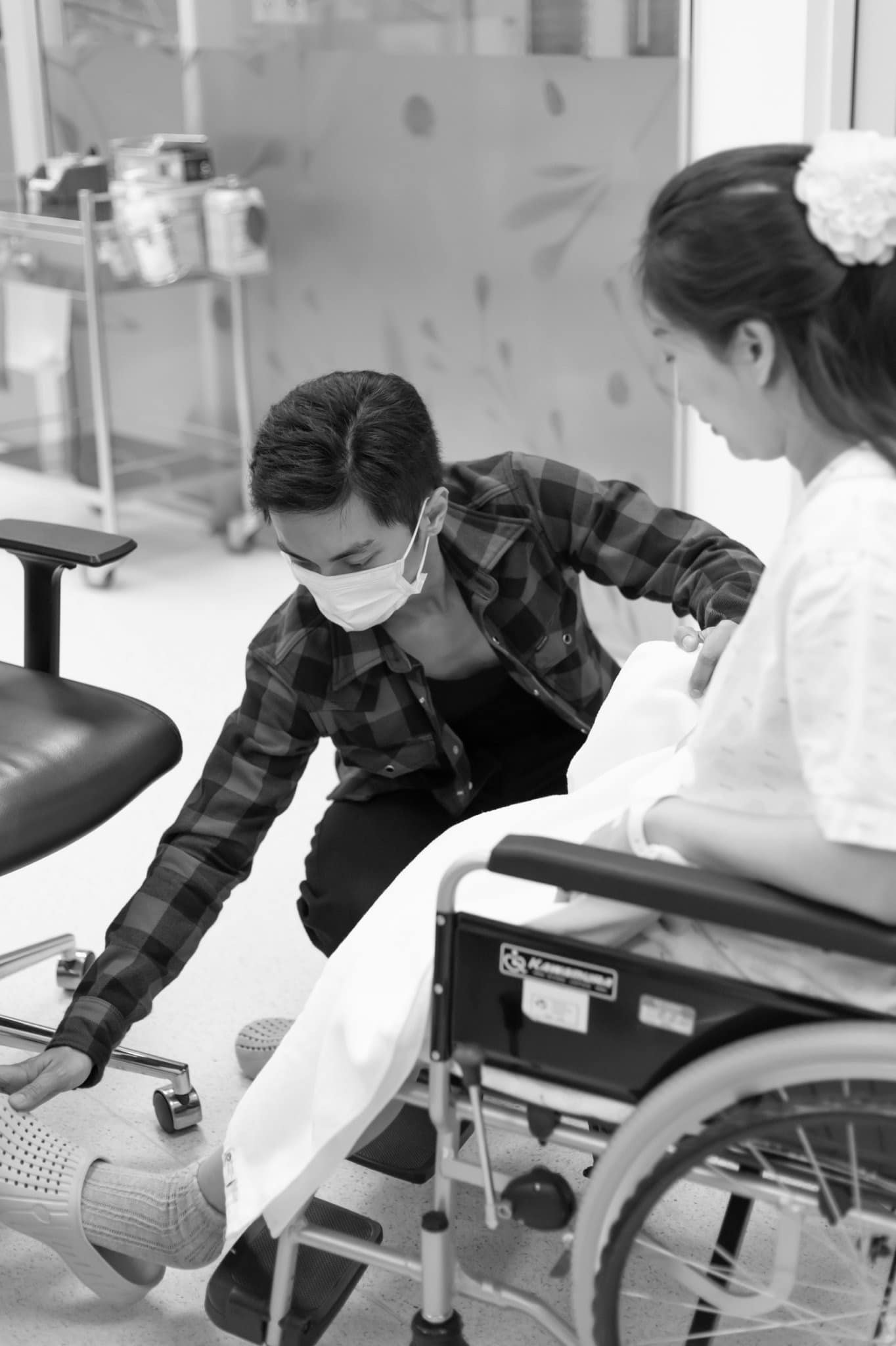 2 con của Khánh Thi nhất quyết đòi theo mẹ đi đẻ, nói 1 câu khiến mẹ xúc động nghẹn ngào-1