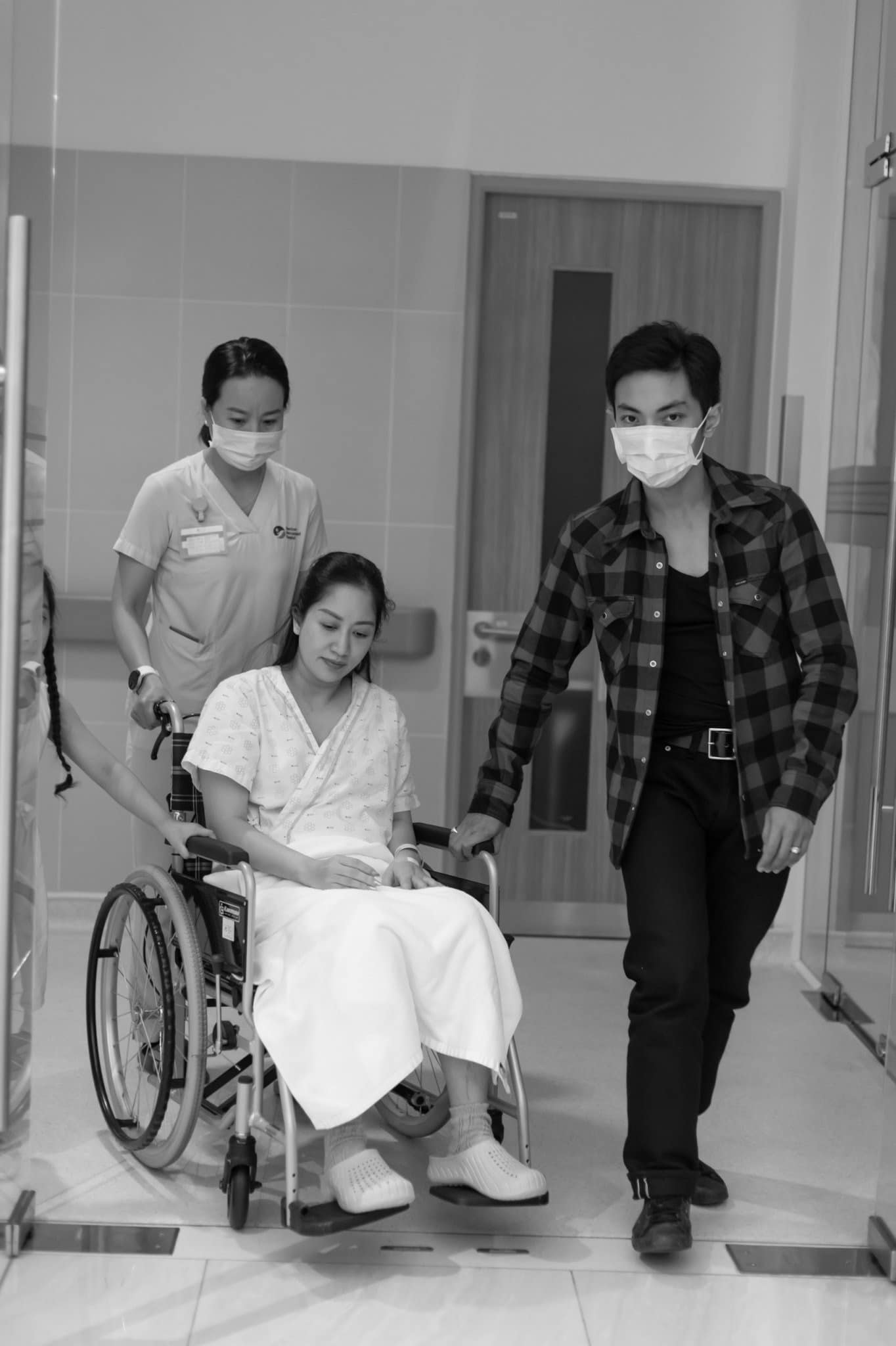 2 con của Khánh Thi nhất quyết đòi theo mẹ đi đẻ, nói 1 câu khiến mẹ xúc động nghẹn ngào-2