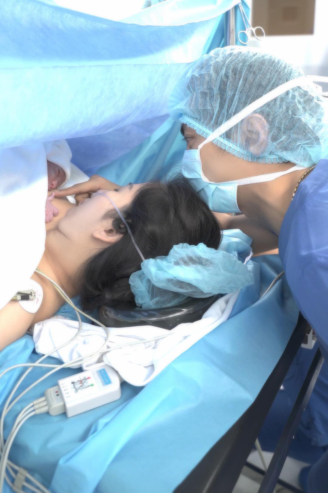 2 con của Khánh Thi nhất quyết đòi theo mẹ đi đẻ, nói 1 câu khiến mẹ xúc động nghẹn ngào-3