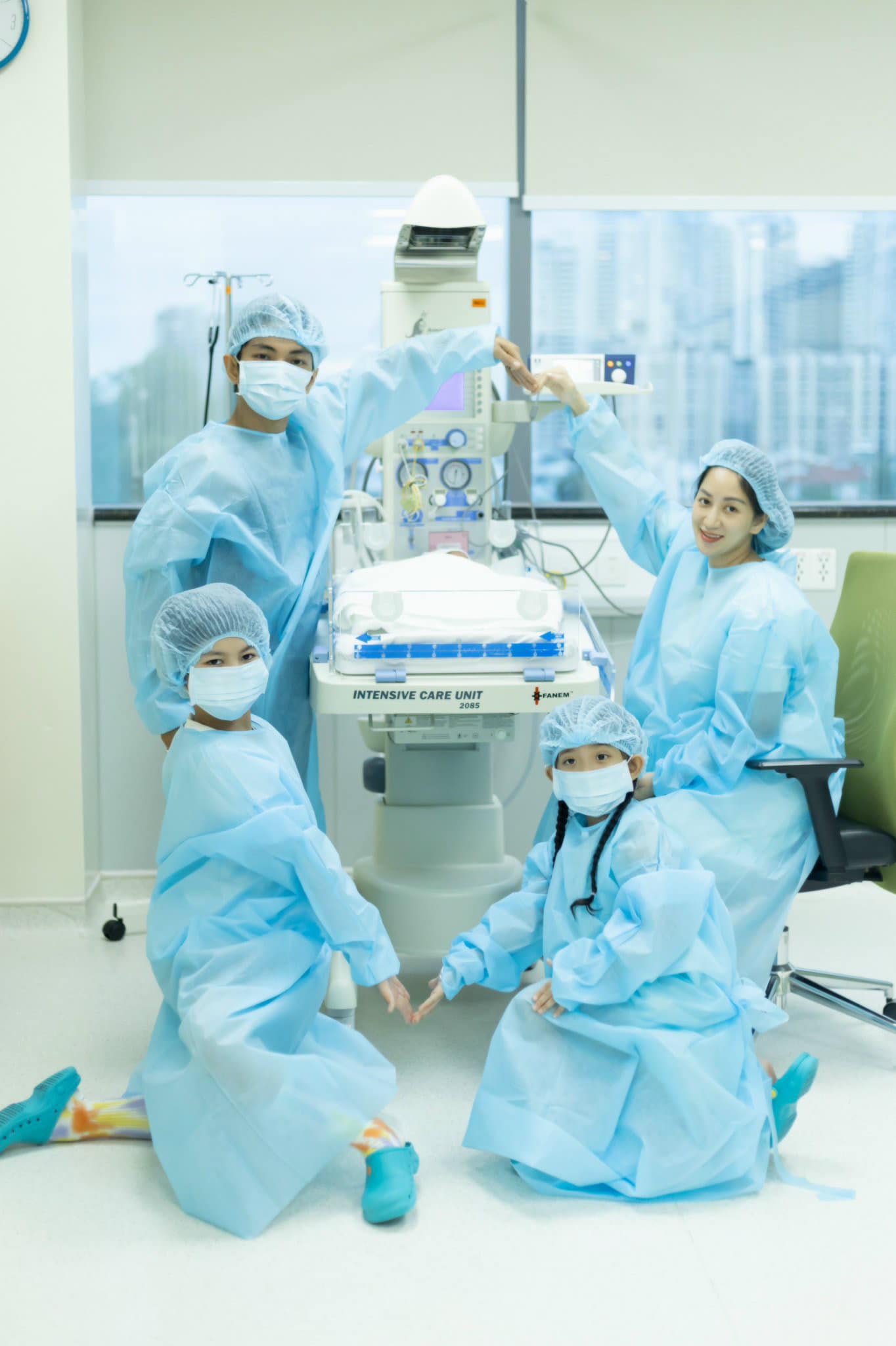 2 con của Khánh Thi nhất quyết đòi theo mẹ đi đẻ, nói 1 câu khiến mẹ xúc động nghẹn ngào-4