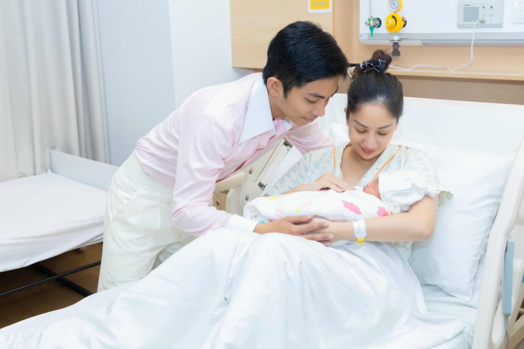2 con của Khánh Thi nhất quyết đòi theo mẹ đi đẻ, nói 1 câu khiến mẹ xúc động nghẹn ngào-5