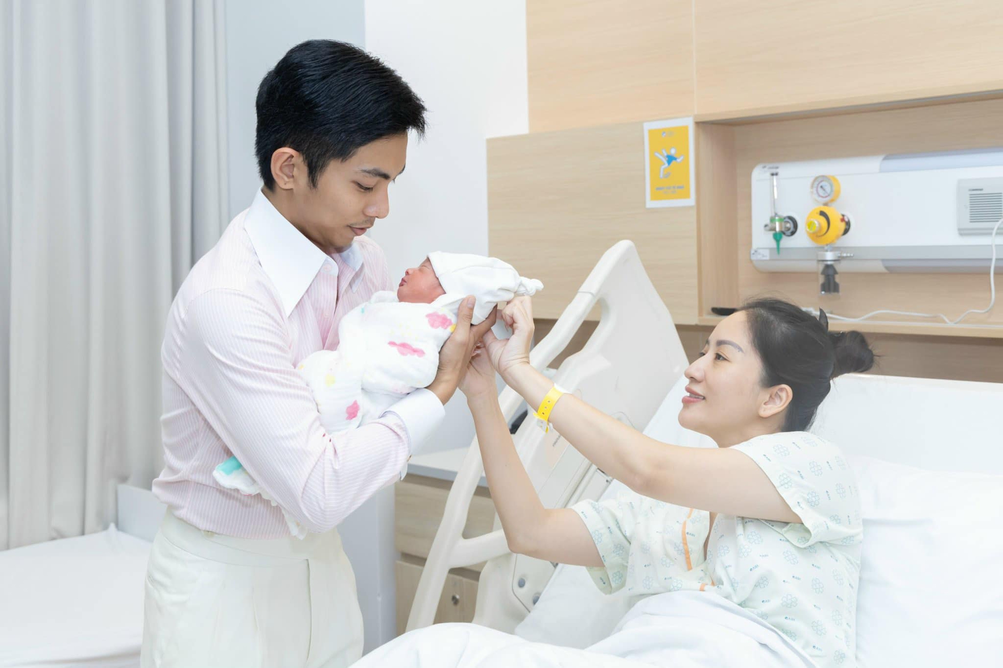2 con của Khánh Thi nhất quyết đòi theo mẹ đi đẻ, nói 1 câu khiến mẹ xúc động nghẹn ngào-8