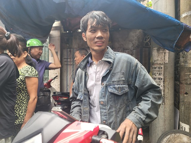 Thanh niên đang đi ship hàng, vội đến cứu nhiều người trong vụ cháy tại Hà Nội-2
