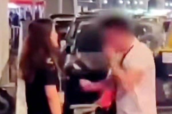 Người đàn ông có hành động kì lạ trên phố khi biết vợ mình ngoại tình-1