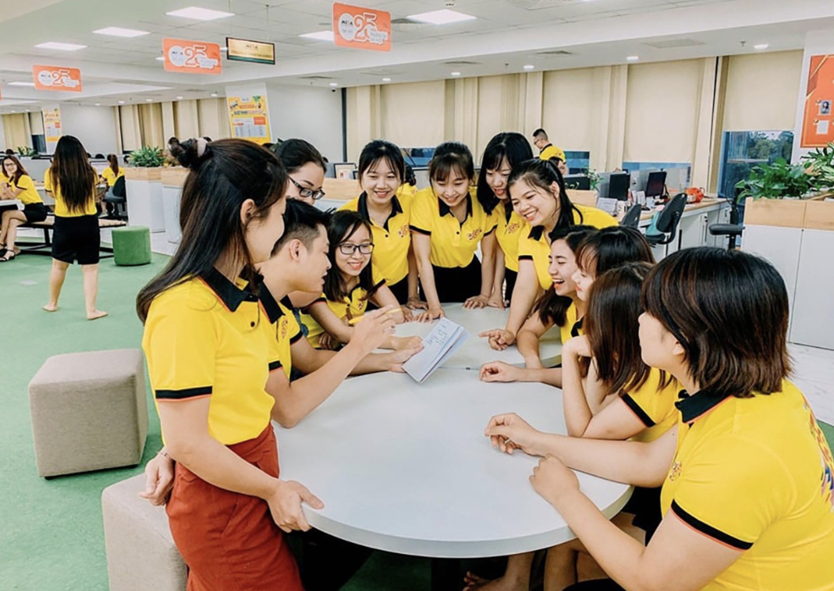 Nâng tầm nhận diện hình ảnh doanh nghiệp với đồng phục Hồng Hà-2