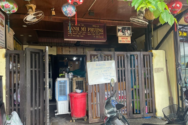 Hơn 50 người ngộ độc sau khi ăn bánh mì Phượng: Nơi sơ chế không đảm bảo vệ sinh-3