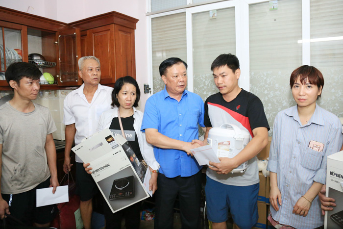 Bí thư Thành ủy Đinh Tiến Dũng thăm, động viên, trao hỗ trợ cho nạn nhân vụ cháy tại Thanh Xuân-1
