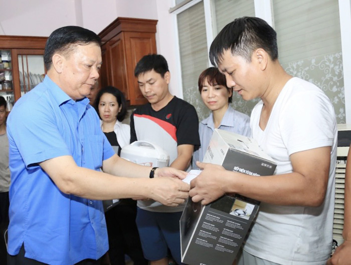 Bí thư Thành ủy Đinh Tiến Dũng thăm, động viên, trao hỗ trợ cho nạn nhân vụ cháy tại Thanh Xuân-2