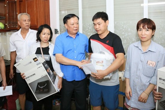 Bí thư Thành ủy Đinh Tiến Dũng thăm, động viên, trao hỗ trợ cho nạn nhân vụ cháy tại Thanh Xuân