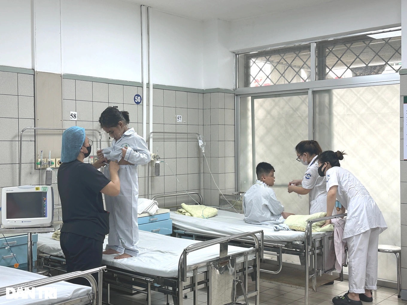 Cháy chung cư mini ở Hà Nội: Em bé một mình ở bệnh viện vỡ òa tìm được mẹ-1