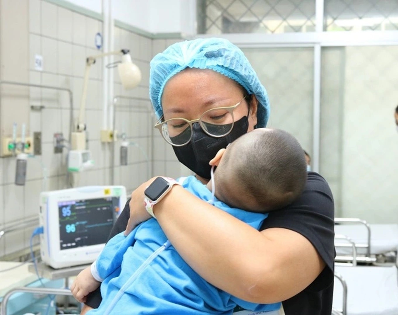 Cháy chung cư mini ở Hà Nội: Em bé một mình ở bệnh viện vỡ òa tìm được mẹ-2