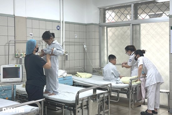 Cháy chung cư mini ở Hà Nội: Em bé một mình ở bệnh viện vỡ òa tìm được mẹ