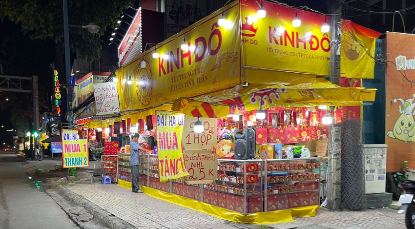 Người bán bánh trung thu tung chiêu tặng quà độc lạ-1