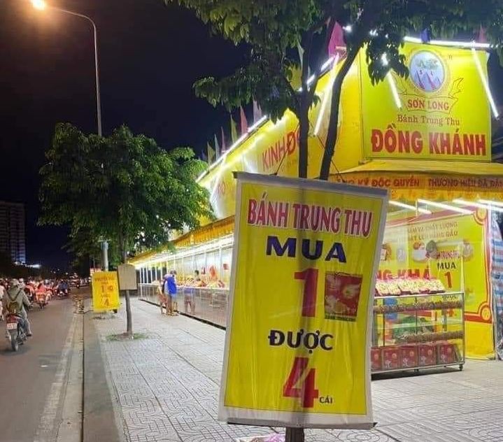 Người bán bánh trung thu tung chiêu tặng quà độc lạ-3