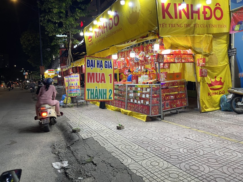 Người bán bánh trung thu tung chiêu tặng quà độc lạ-4