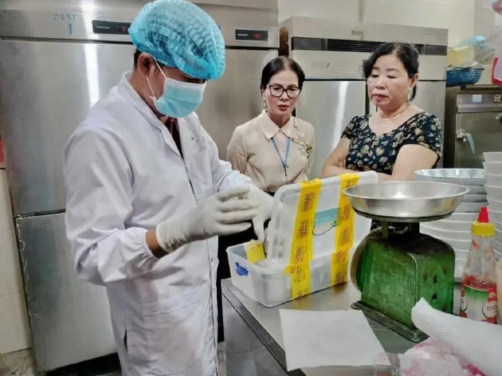 Hơn 50 người ngộ độc sau khi ăn bánh mì Phượng: Nơi sơ chế không đảm bảo vệ sinh-2