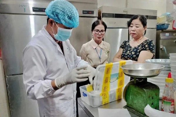 Ít nhất 141 người ngộ độc, chủ tiệm bánh mì Phượng nói gì?-4