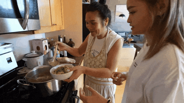 Câu nói của mẹ Phong Đạt khi thấy Linda Ngô bê bát phở nóng tiết lộ mối quan hệ mẹ chồng - nàng dâu trẻ-4