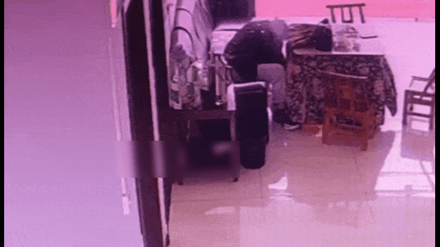 Lửa bất ngờ bùng cháy trong nhà: 180 giây, 3 hành động, cậu bé 13 tuổi thành công tự cứu mình!-1