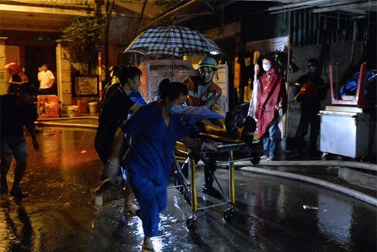 Vụ cháy chung cư: Thiếu tá biên phòng nguy kịch, 2 con tử vong