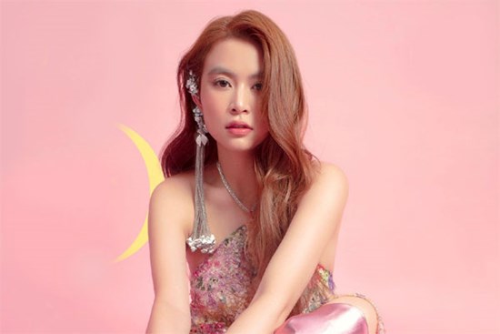 Ai đứng sau Hoàng Thùy Linh?