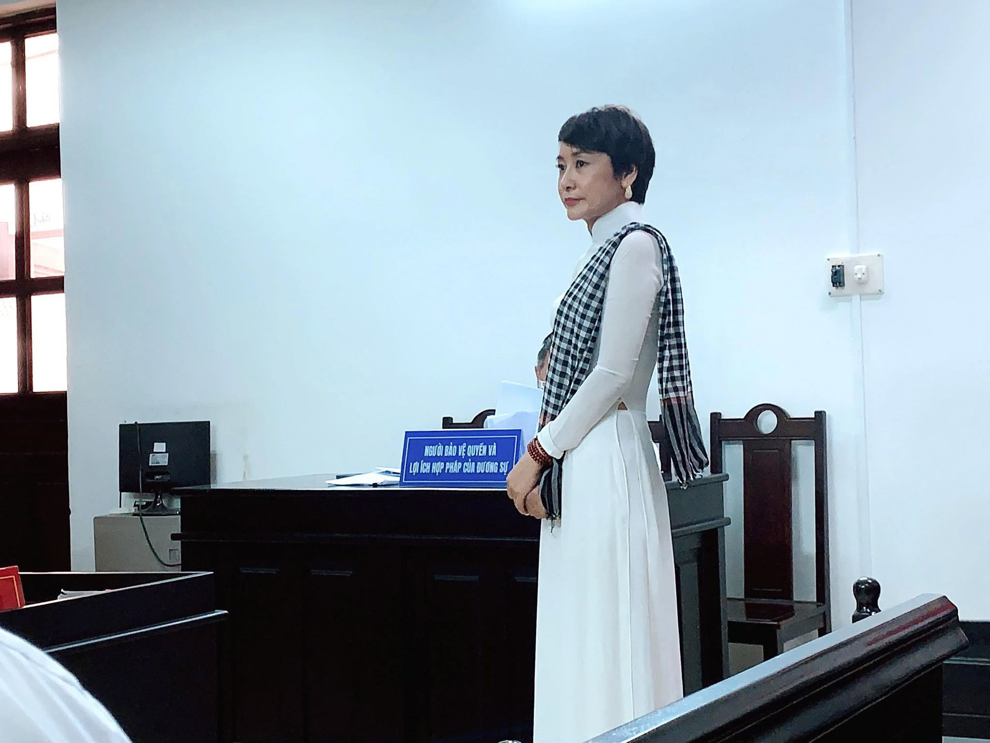 Cô giáo uống thuốc ngủ trước mặt hiệu trưởng yêu cầu bồi thường hơn 2 tỉ đồng-1