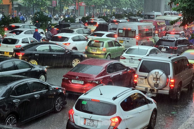 Mưa từ sáng sớm, đường tắc, dân công sở chật vật tìm lối tới cơ quan-3