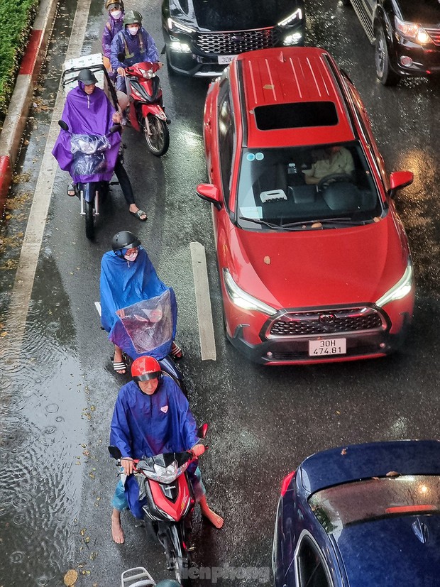 Mưa từ sáng sớm, đường tắc, dân công sở chật vật tìm lối tới cơ quan-5