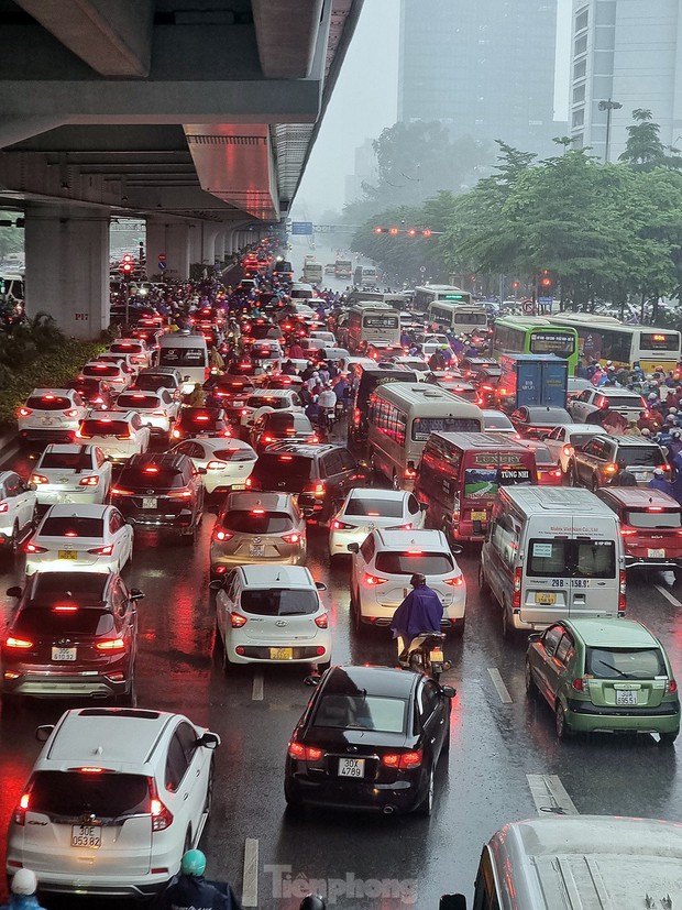 Mưa từ sáng sớm, đường tắc, dân công sở chật vật tìm lối tới cơ quan-6