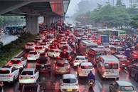 Mưa từ sáng sớm, đường tắc, dân công sở chật vật 'tìm lối' tới cơ quan