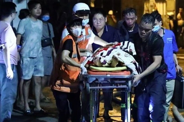 Ngày đầu tiên đi học, cậu bé rưng rưng nước mắt, lại còn có mưu đồ khiến bố mẹ không thể nhịn cười-2