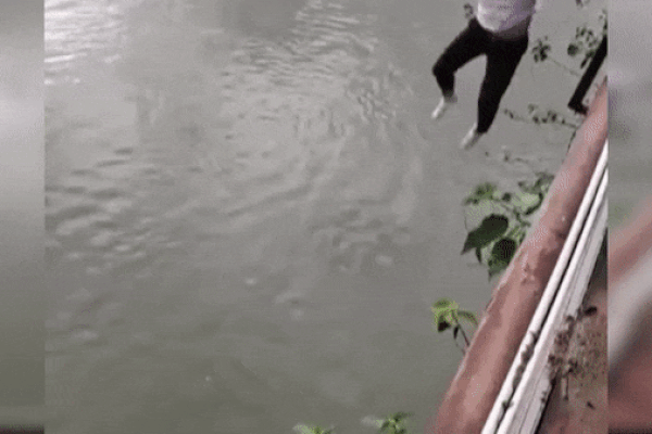 Clip: Người đàn ông liều mình nhảy xuống sông cứu bé gái bị cuốn trôi