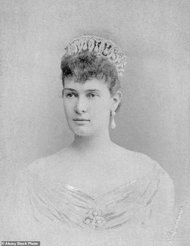 Chuyện ít biết về chiếc vương miện cố Nữ vương Elizabeth II đội trong bức chân dung mới công bố-2